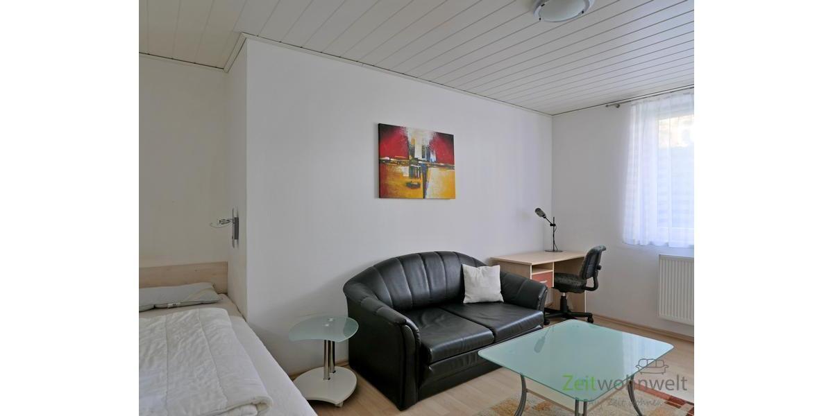 Sofa und Schreibtisch