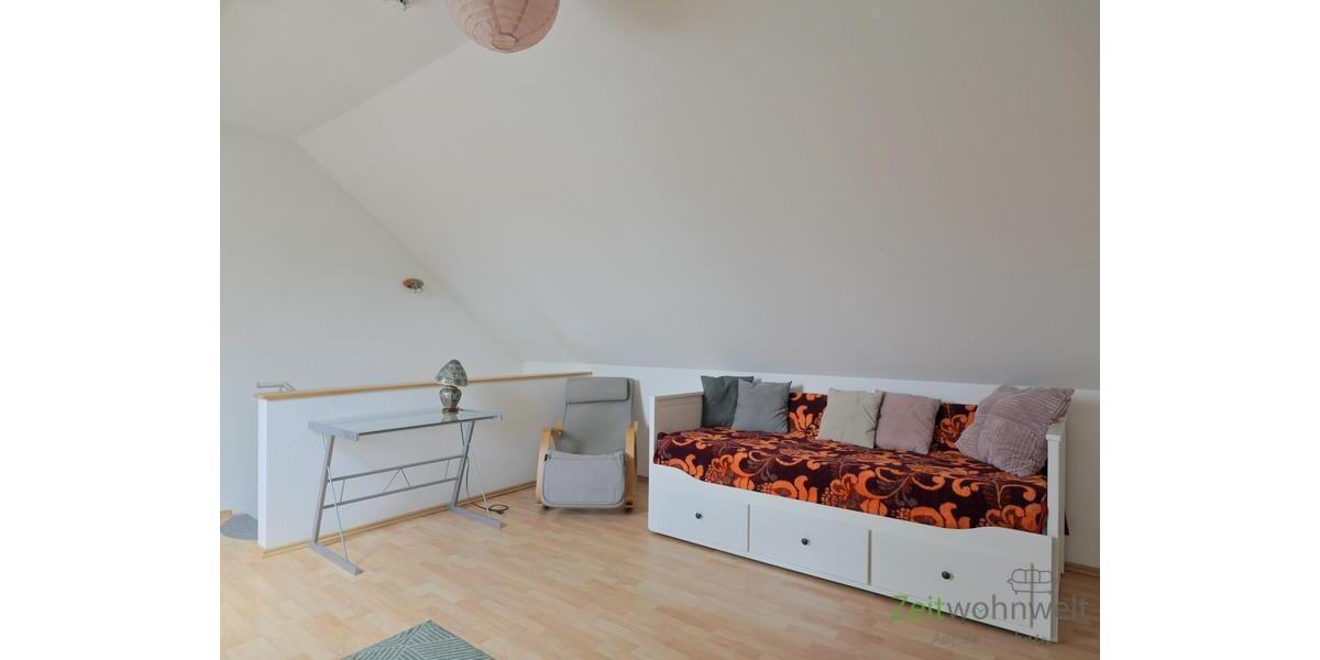 Schlafsofa, Sessel und Schreibtisch