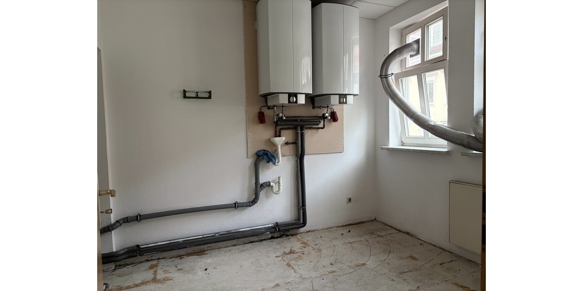 Lagerraum mit Zugang zur sanitären Anlage