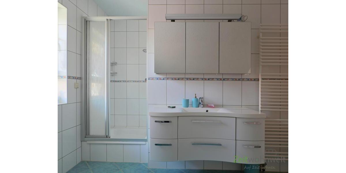Dusche und breiter Waschtisch