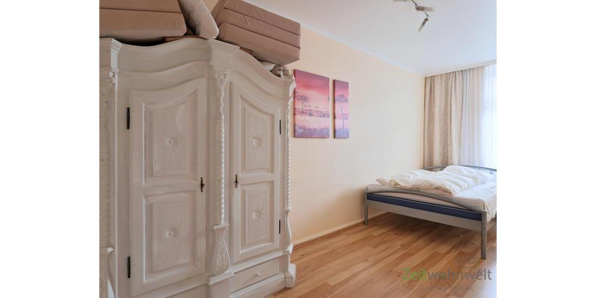 XL-Kleiderschrank mit Balkon-Sitzkissen