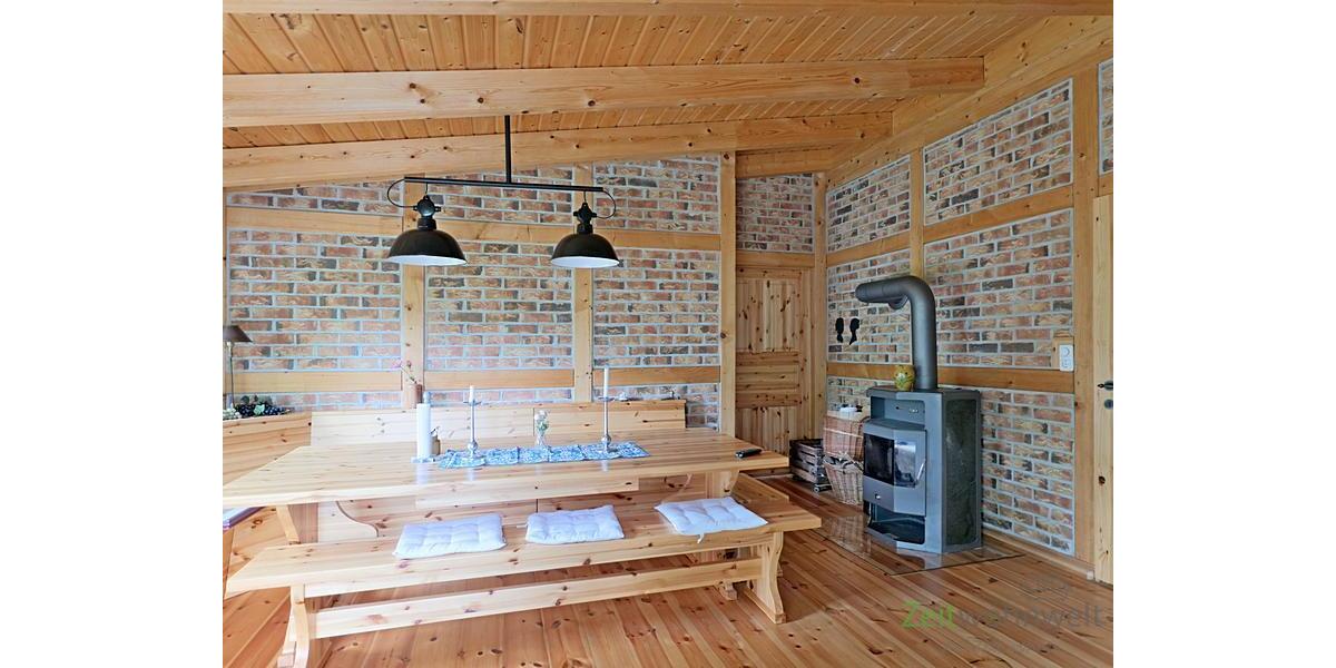 Wohnzimmertisch und Kamin