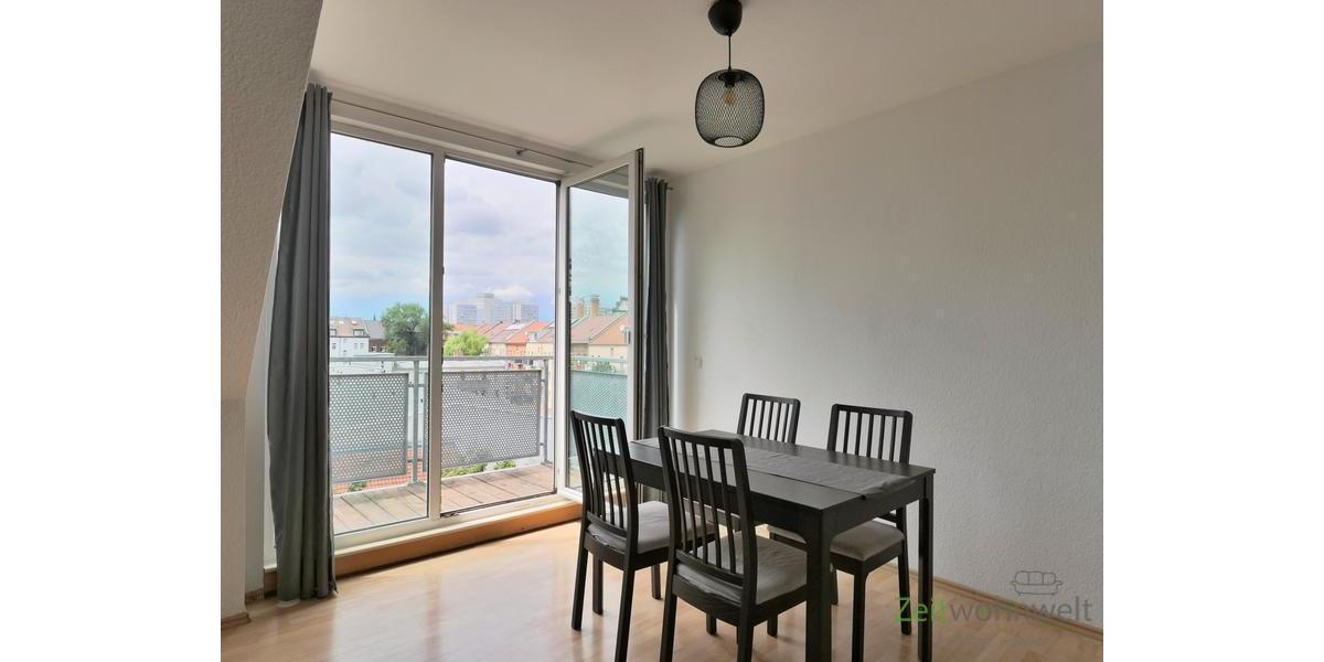 Esstisch vor dem Balkon