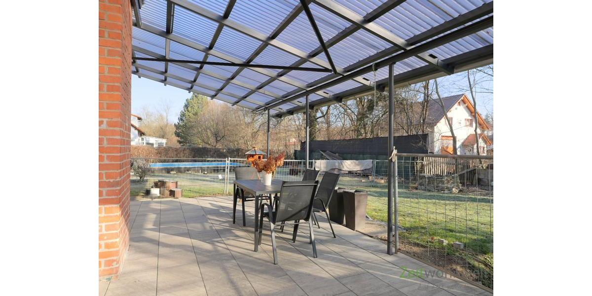 Überdachte Terrasse am Eingang