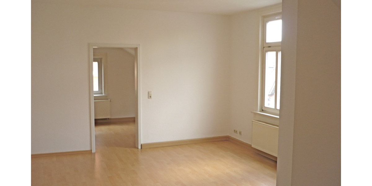 Wohnzimmer mit Blick ins Schlafzimmer