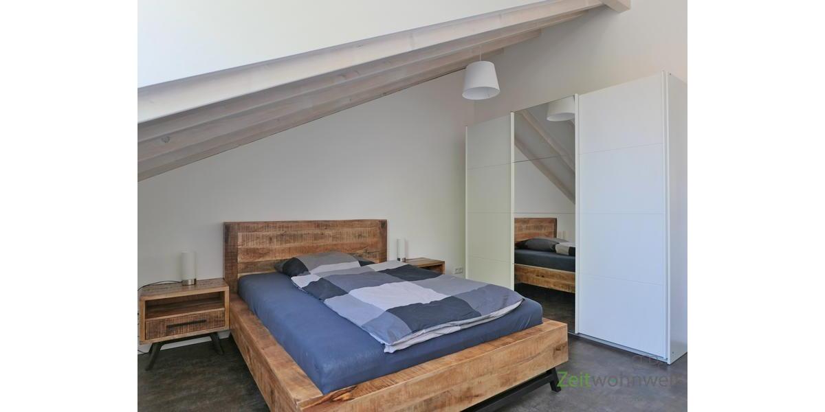 Doppelbett und Kleiderschrank