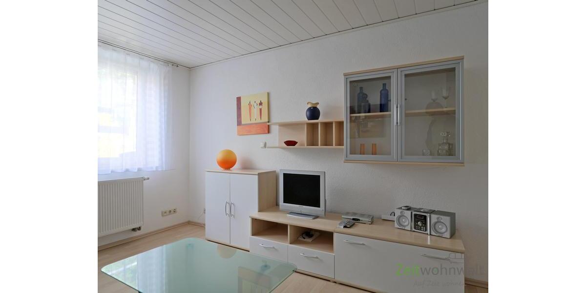 Schrankwand mit TV und Radio