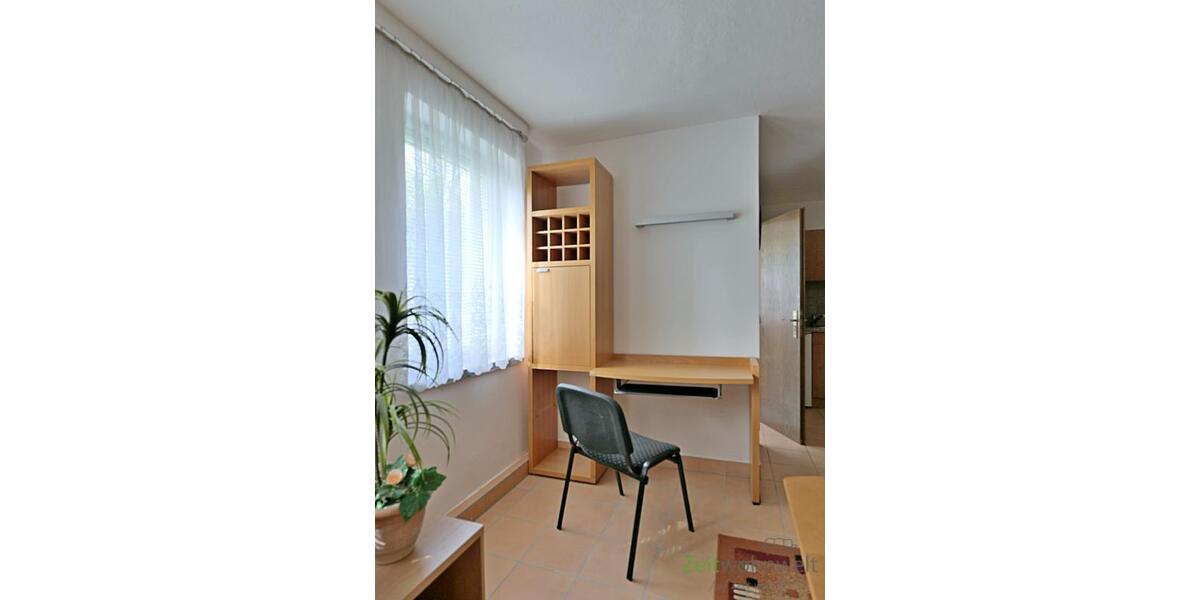 Schreintisch am Fenster