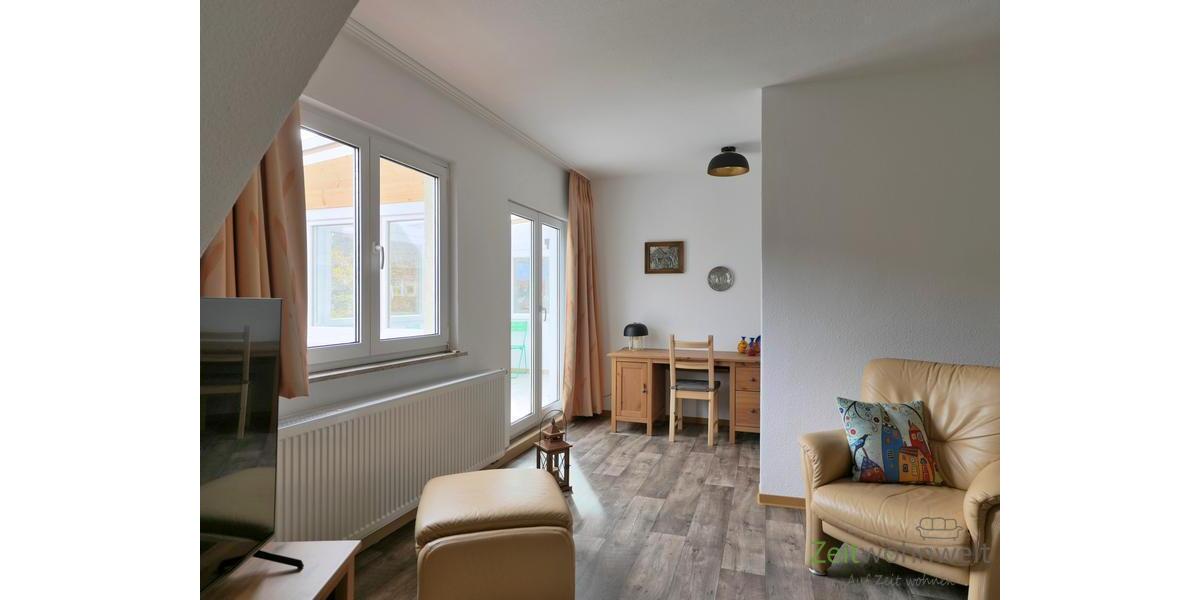 Blick zum Veranda-Ausgang und Schreibtisch