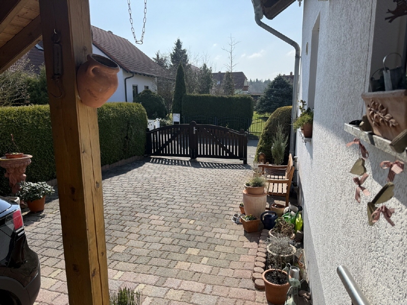 Carport und Einfahrt