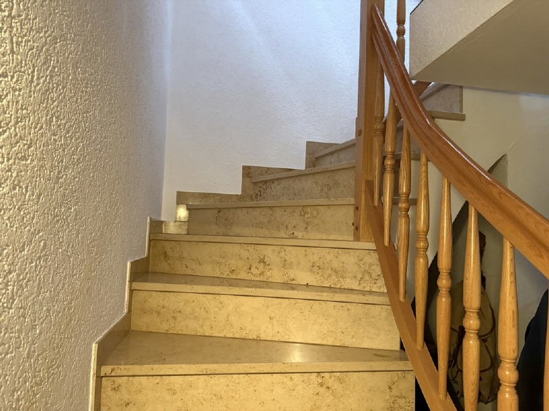 massive Steintreppe in den Keller führend