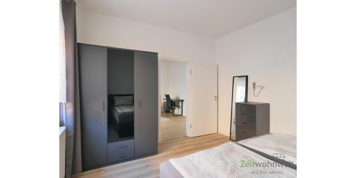 Kleiderschrank und Kommode