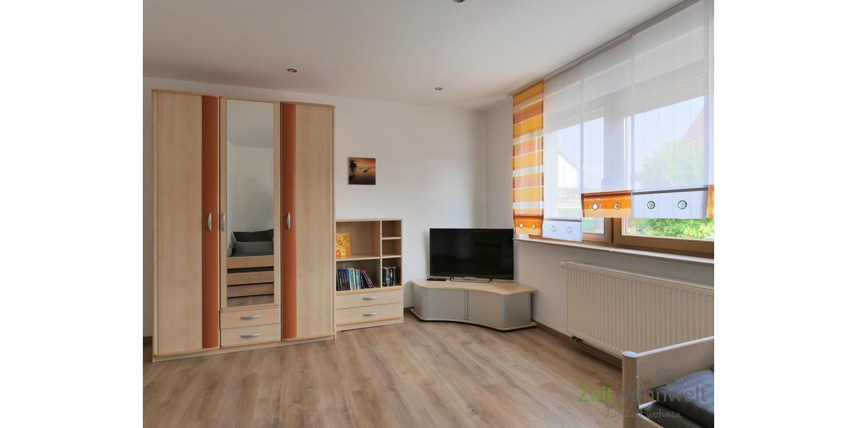 Kleiderschrank und TV