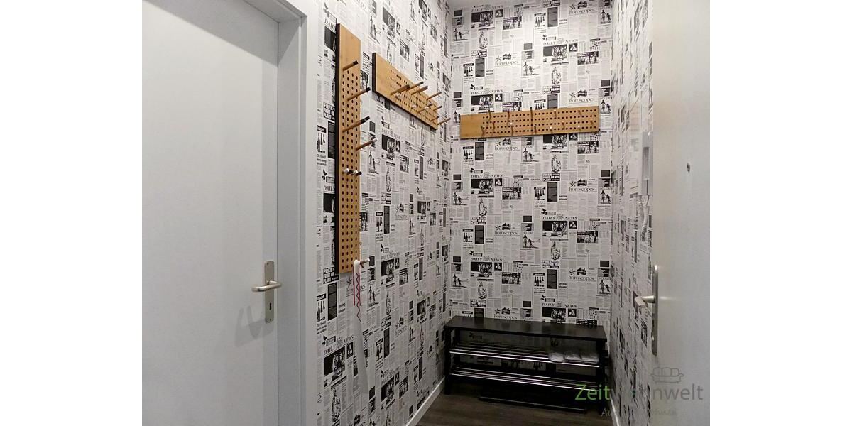 Wohnungsflur mit Lesestoff