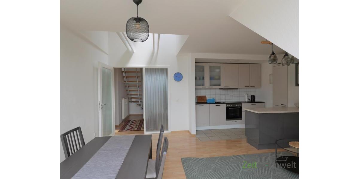 Blick vom Balkon ins Wohnzimmer