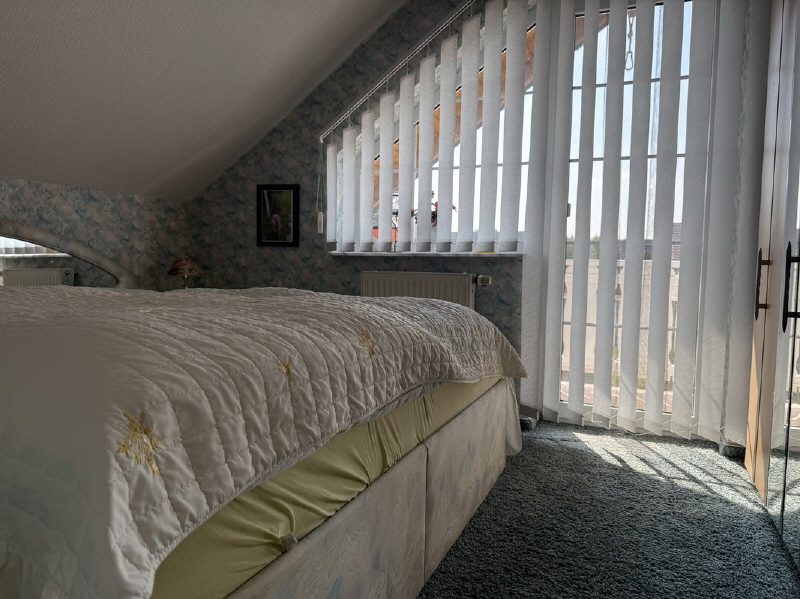 Schlafzimmer mit Zugang zum Balkon