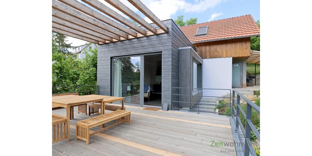 Blick vom Balkon zum Haus