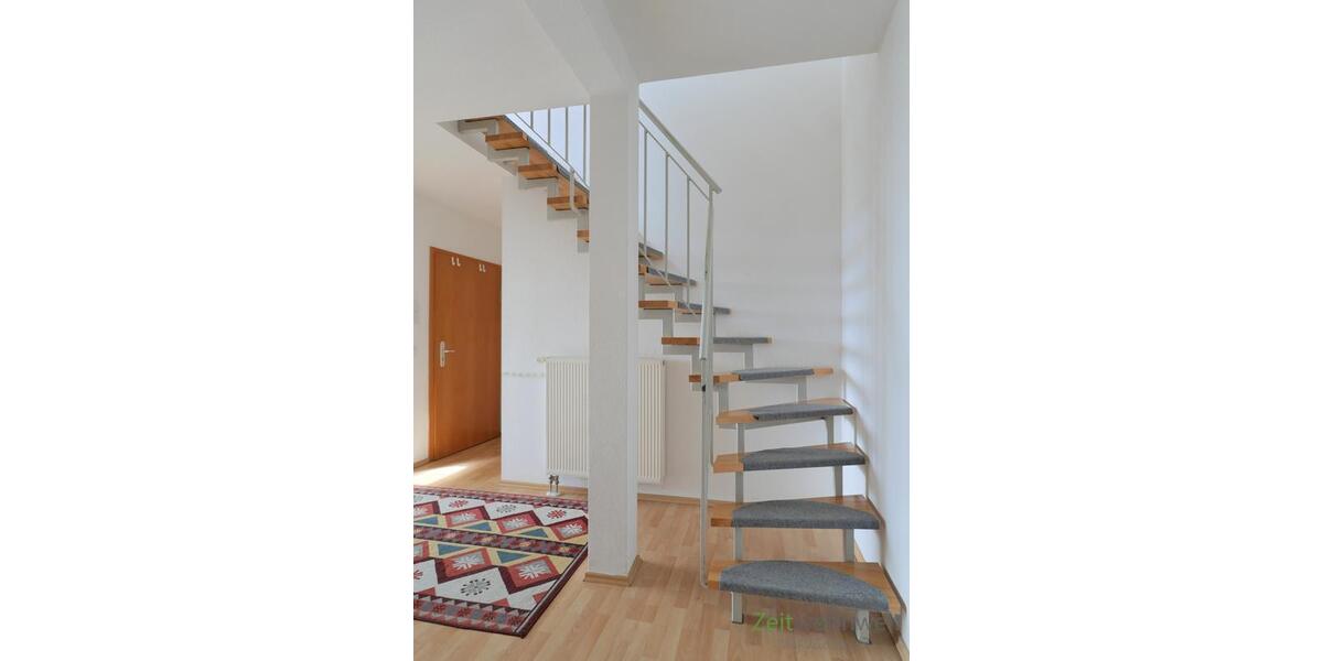 Wohnungseingang links und Innentreppe