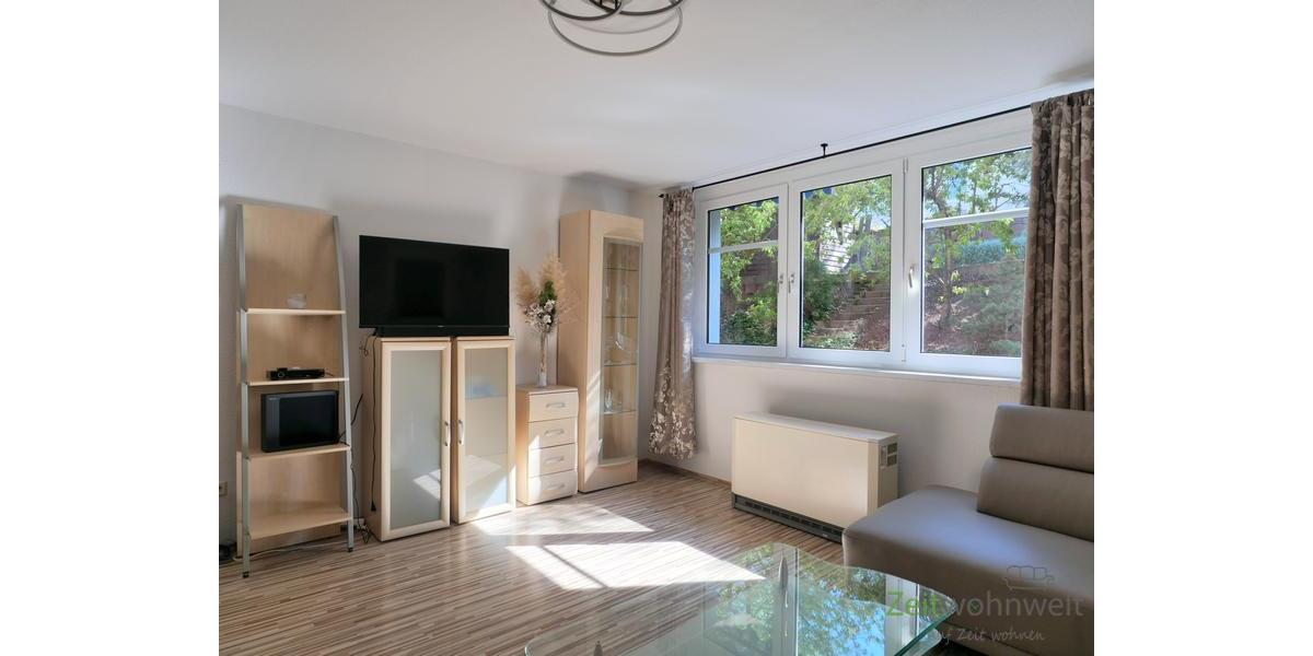 Blick zu Anbauwand und TV