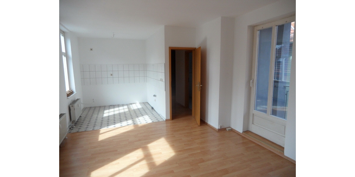 Blick in die Küche und Richtung Flur