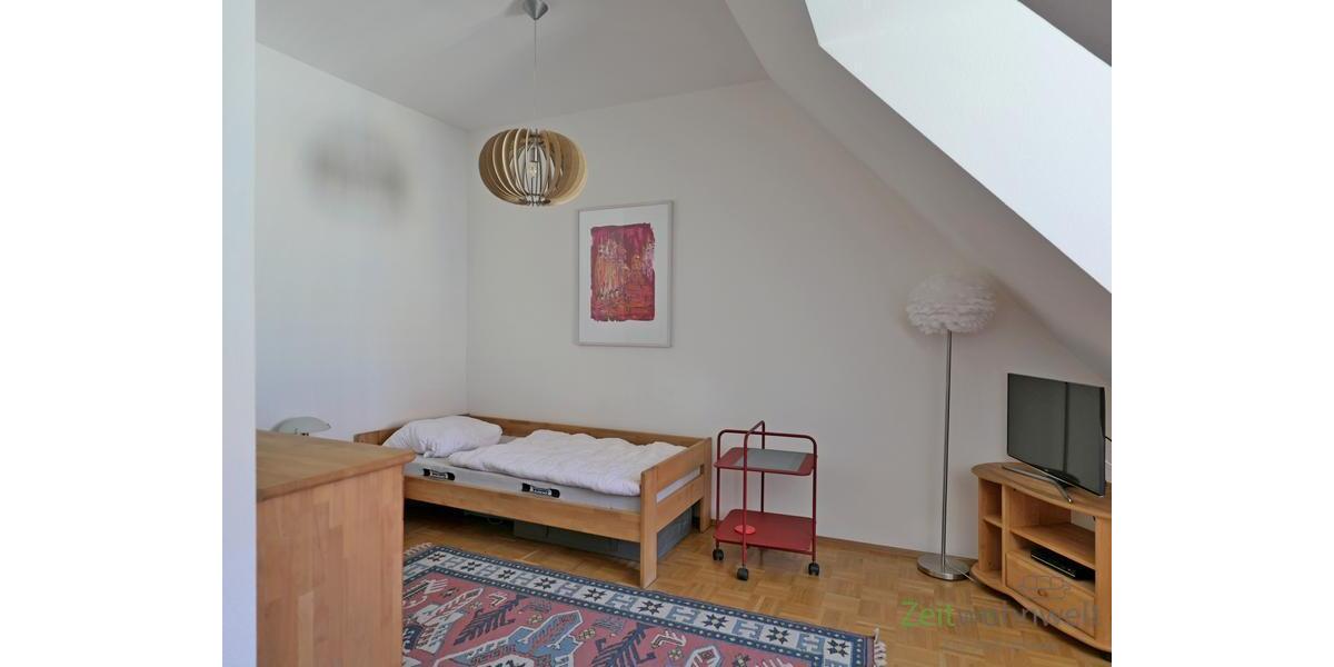 Blick zu Bett und TV