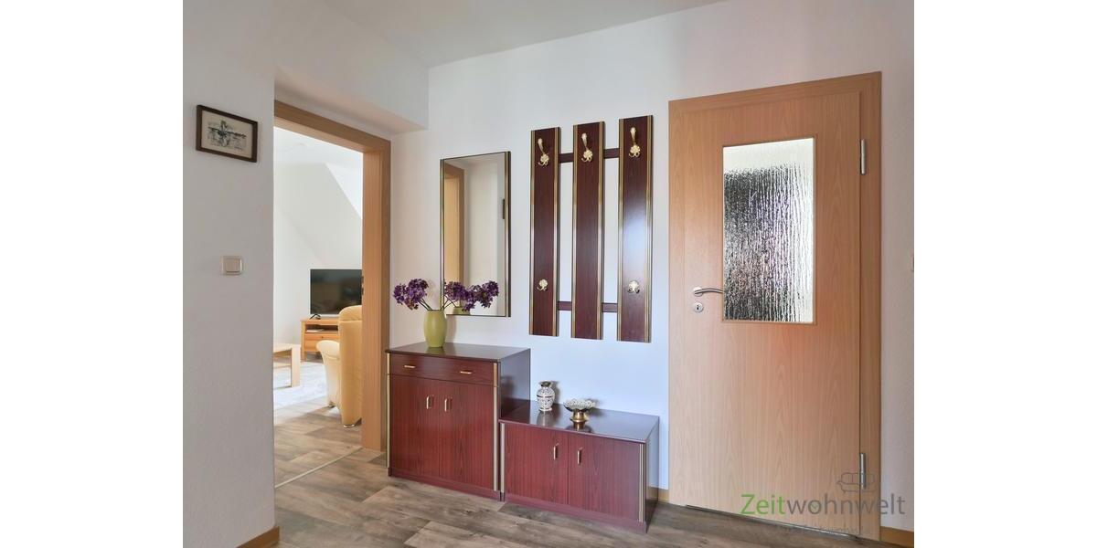 großer Flur mit Garderobe