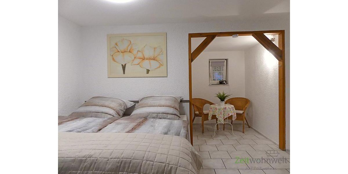 Boxspringbett und Sitzecke