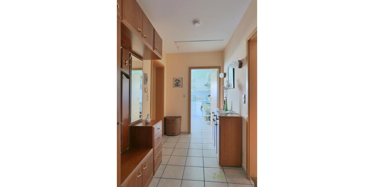 Wohnungsflur mit Garderobe