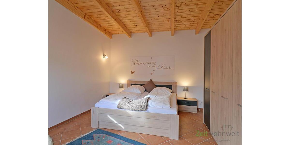 Doppelbett und Kleiderschrank
