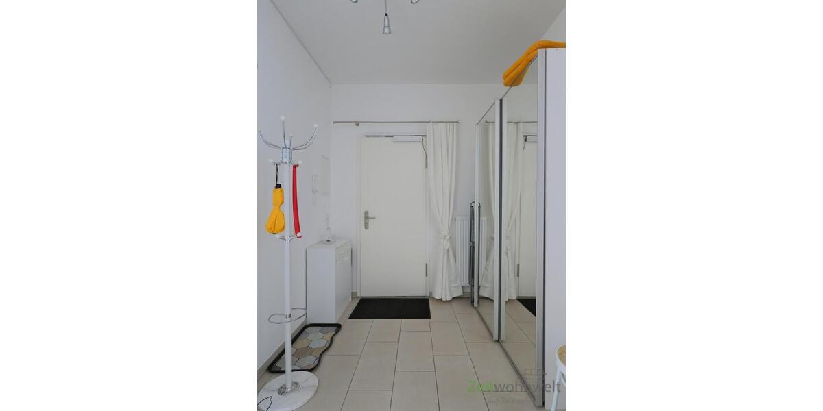 Wohnungsflur mit verspiegeltem Kleiderschrank