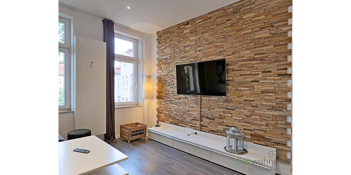 holzverklinkerte Wand mit TV