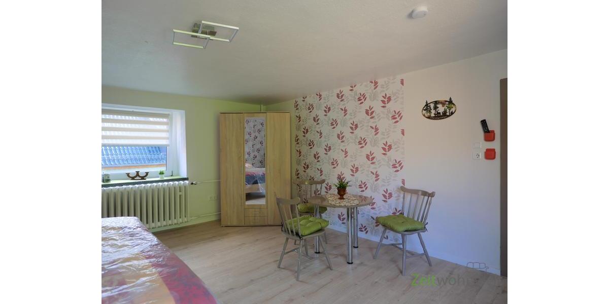 Kleiderschrank und Sitzecke