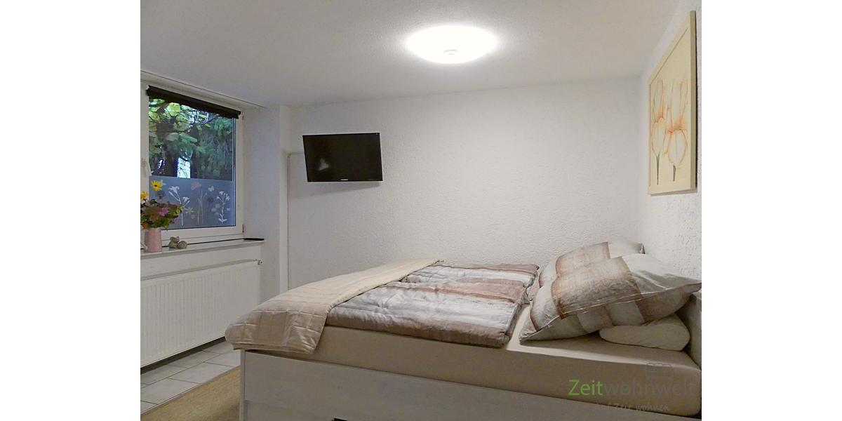 Boxspringbett und Wand-TV