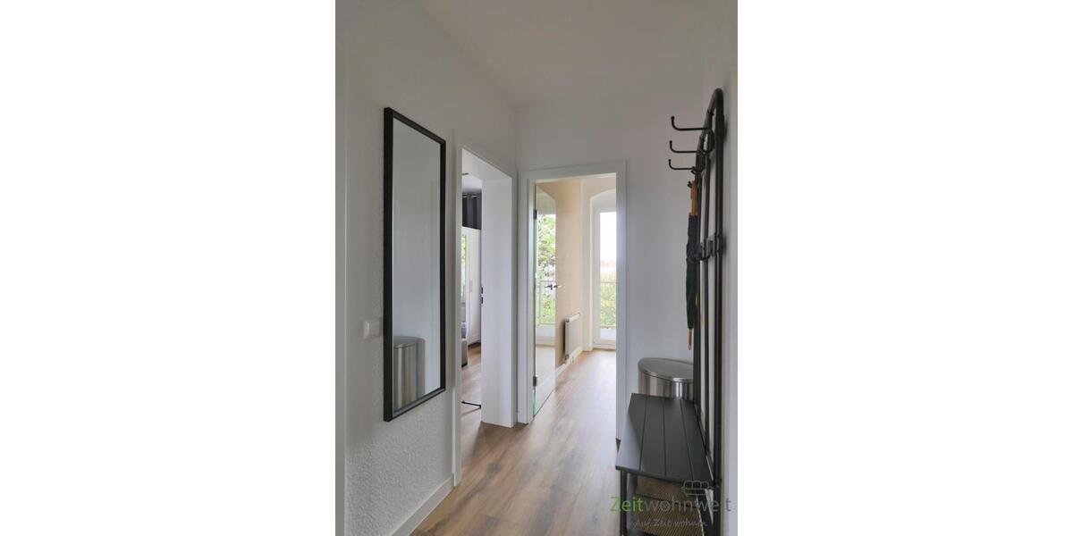Wohnungsflur mit Garderobe