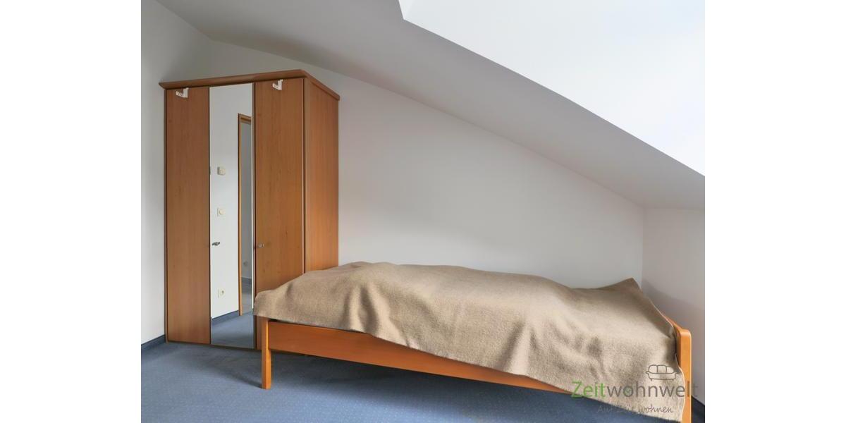 Kleiderschrank und linkes Bett