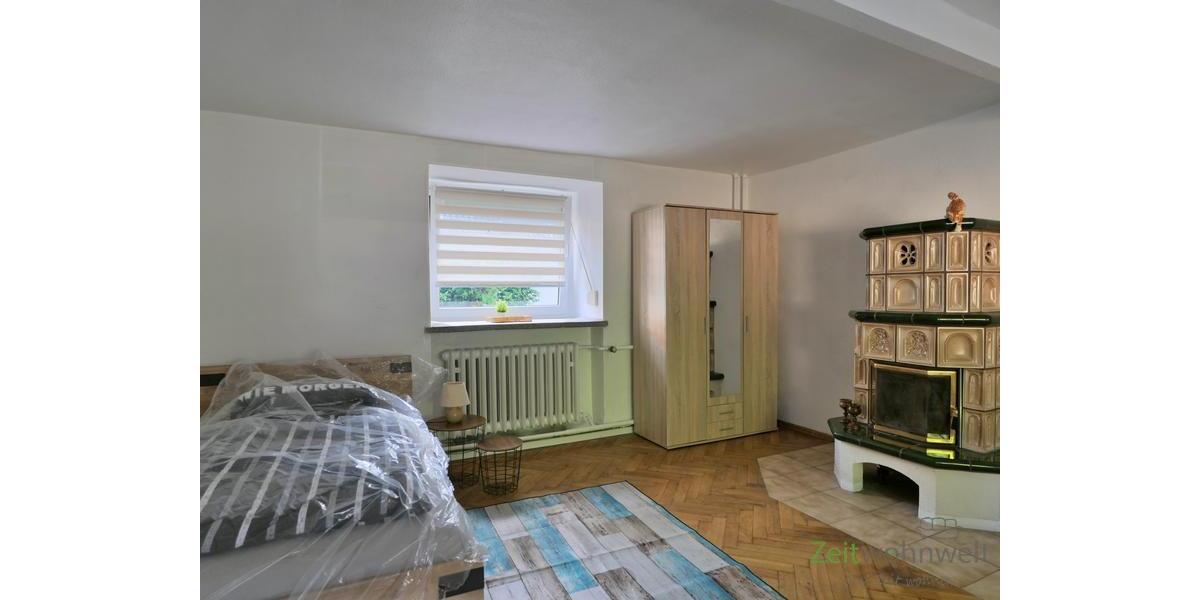 Kleiderschrank und Kamin, Zi 2