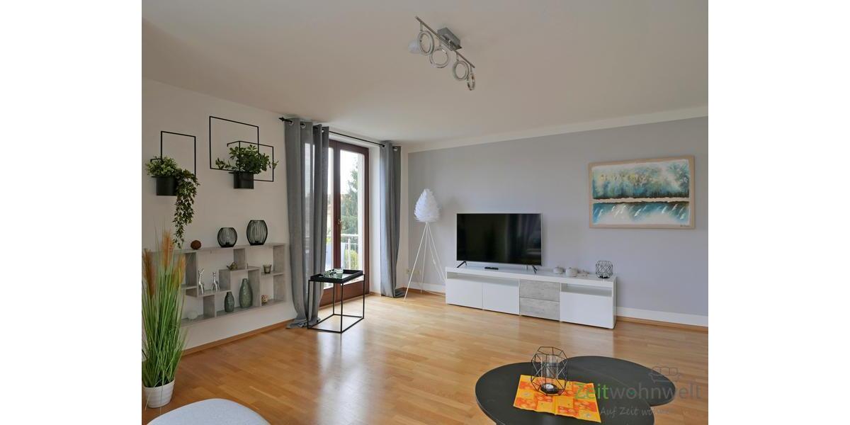 Blick zu TV und Balkon