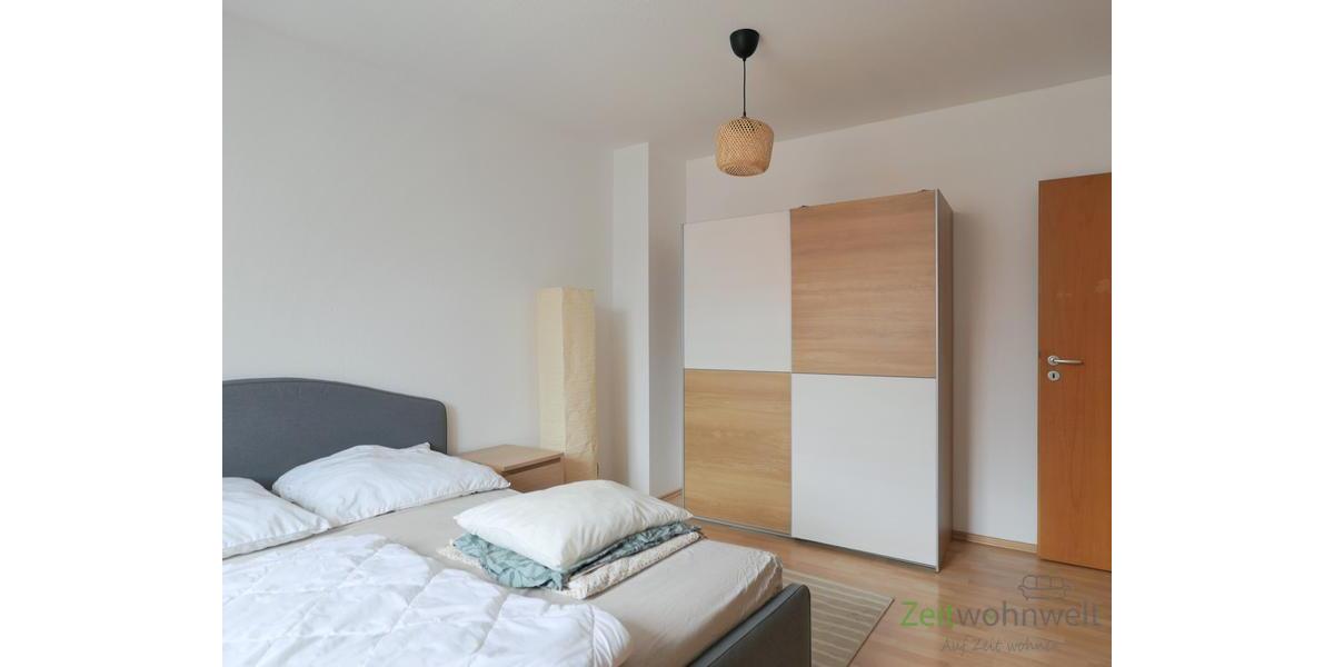 Blick zum Kleiderschrank