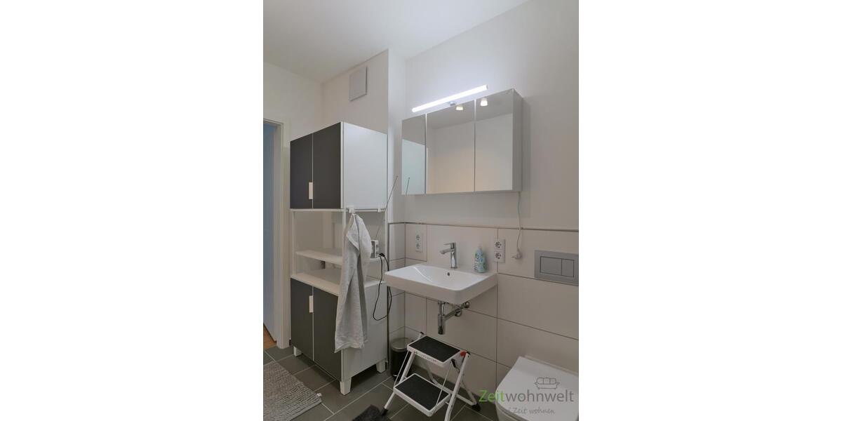 WC, Waschbecken und Regalschrank