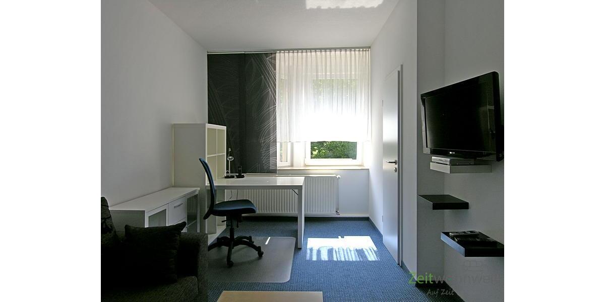 Schreibtisch und TV