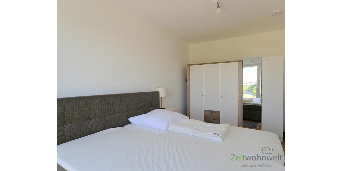 Blick zum Kleiderschrank