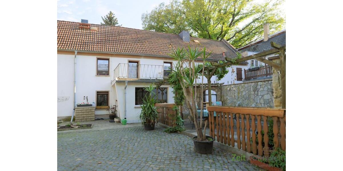 Eingang und Dachbalkon