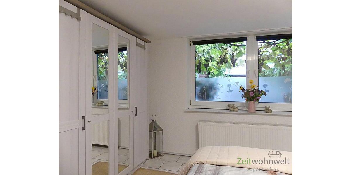Kleiderschrank und echte Weintrauben